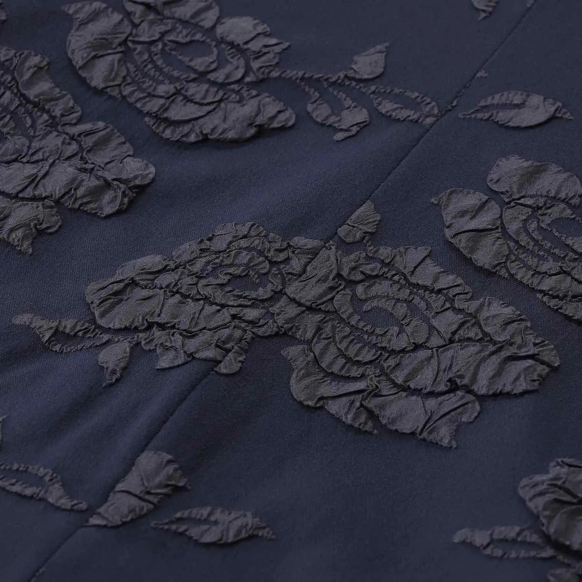 Mini-Kleid mit floralem Jacquardmuster und Rüschenärmeln