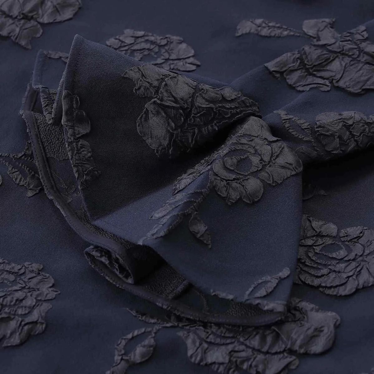 Mini-Kleid mit floralem Jacquardmuster und Rüschenärmeln