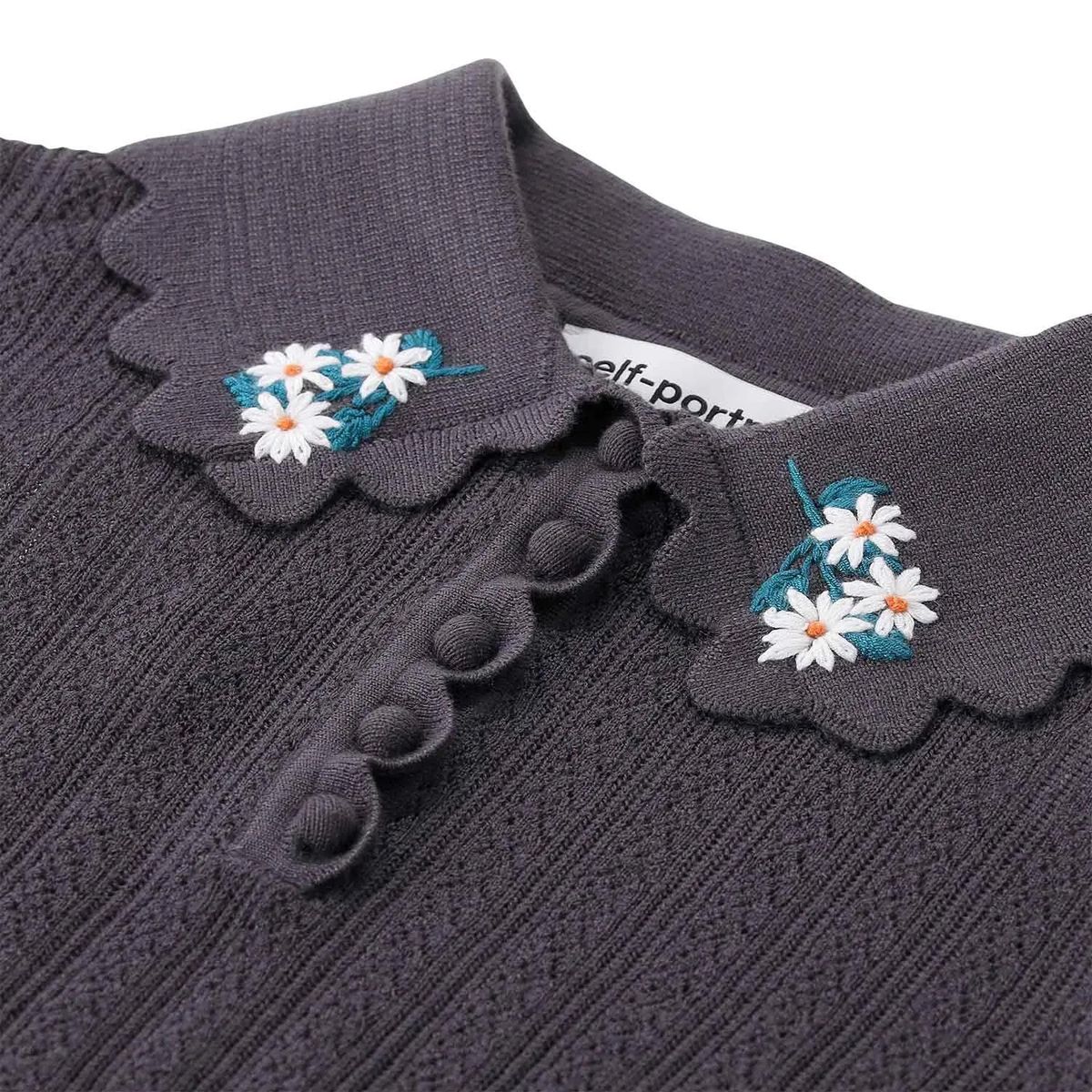 Gestricktes Crop-Top mit besticktem Kragen