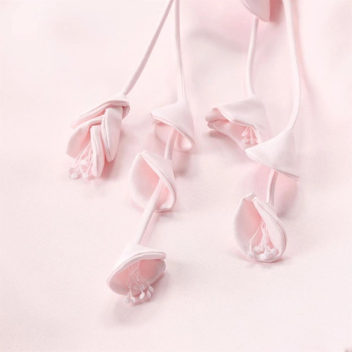 Rosa Mini Kleid mit Blumendetails