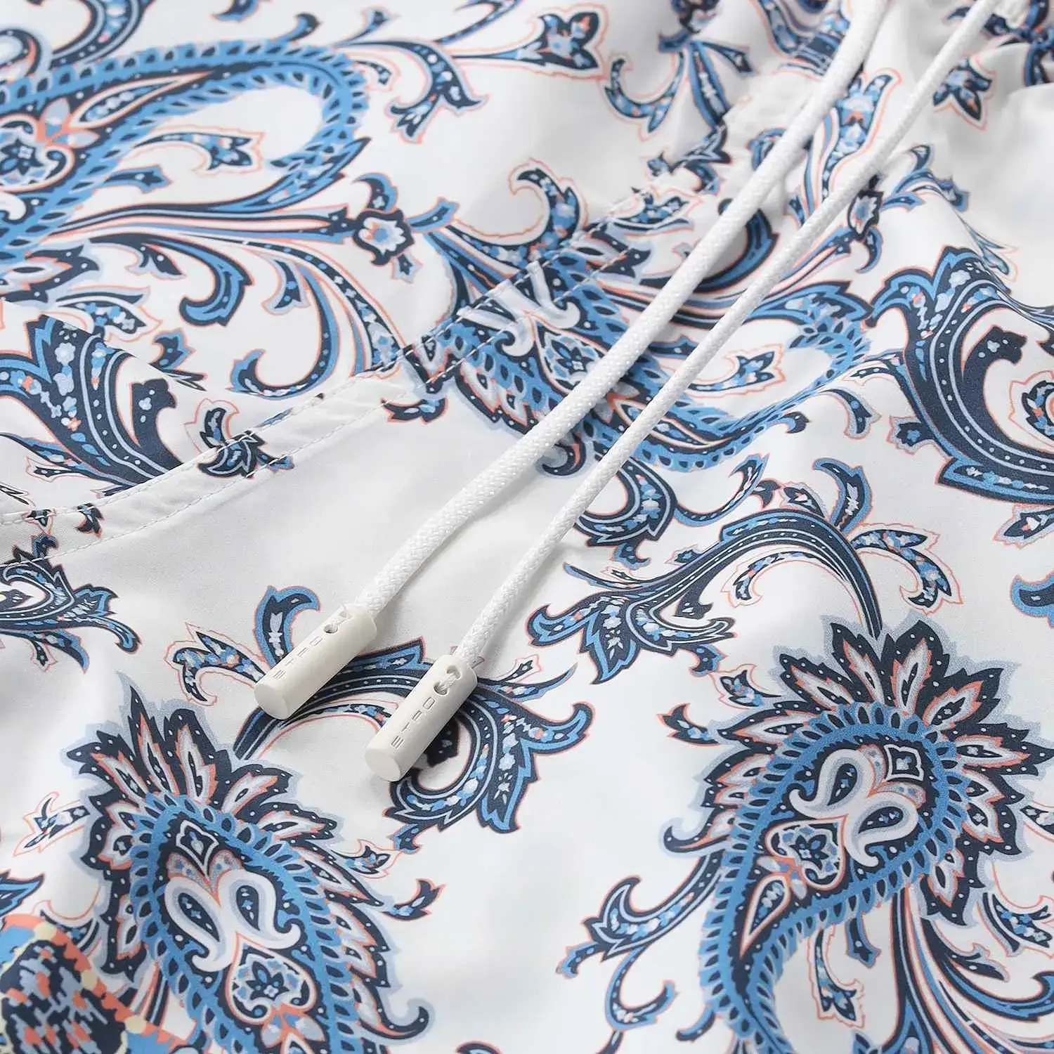 Weiße Badeshorts mit Paisley-Print