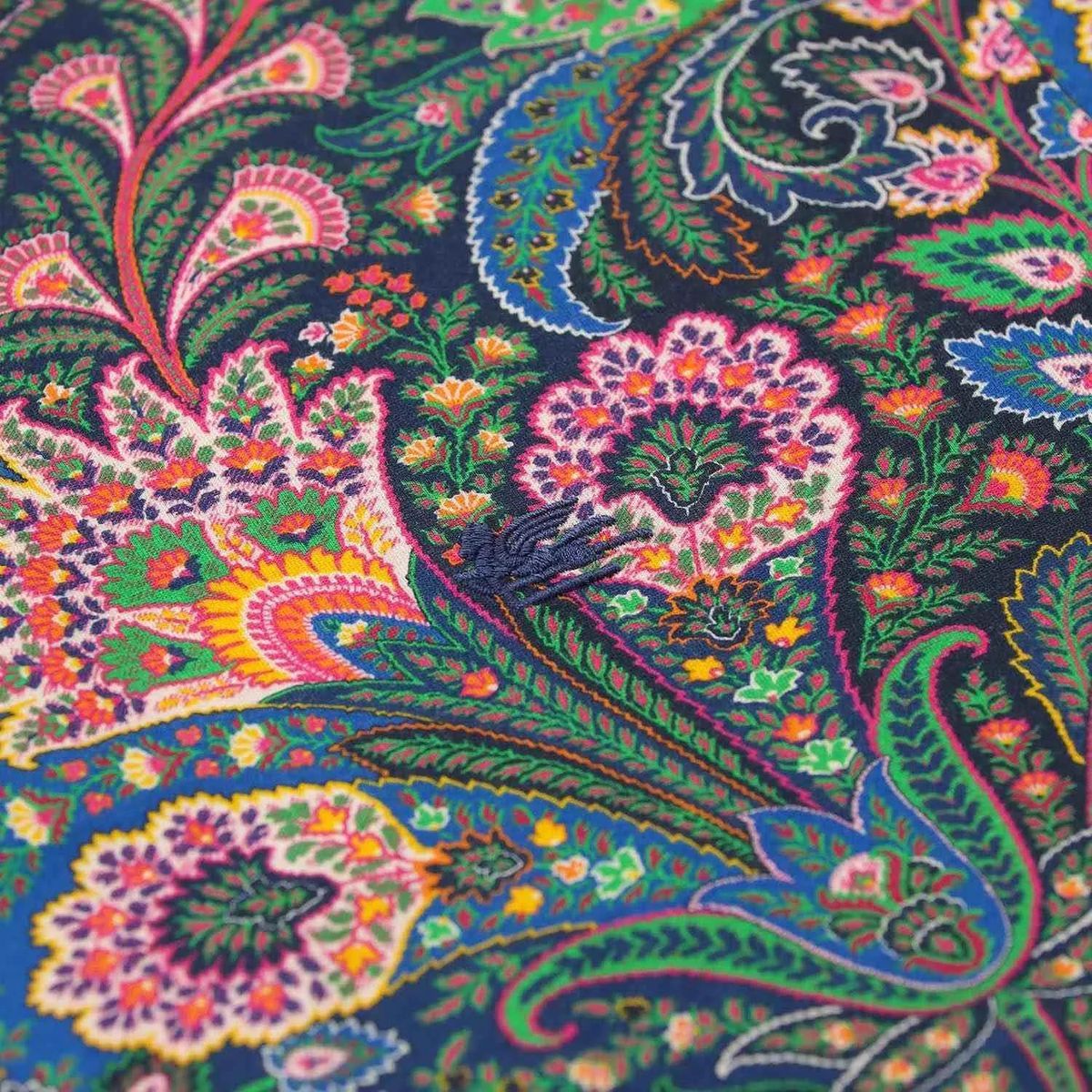 Buntes T-Shirt mit Paisley-Muster und Rundhalsausschnitt
