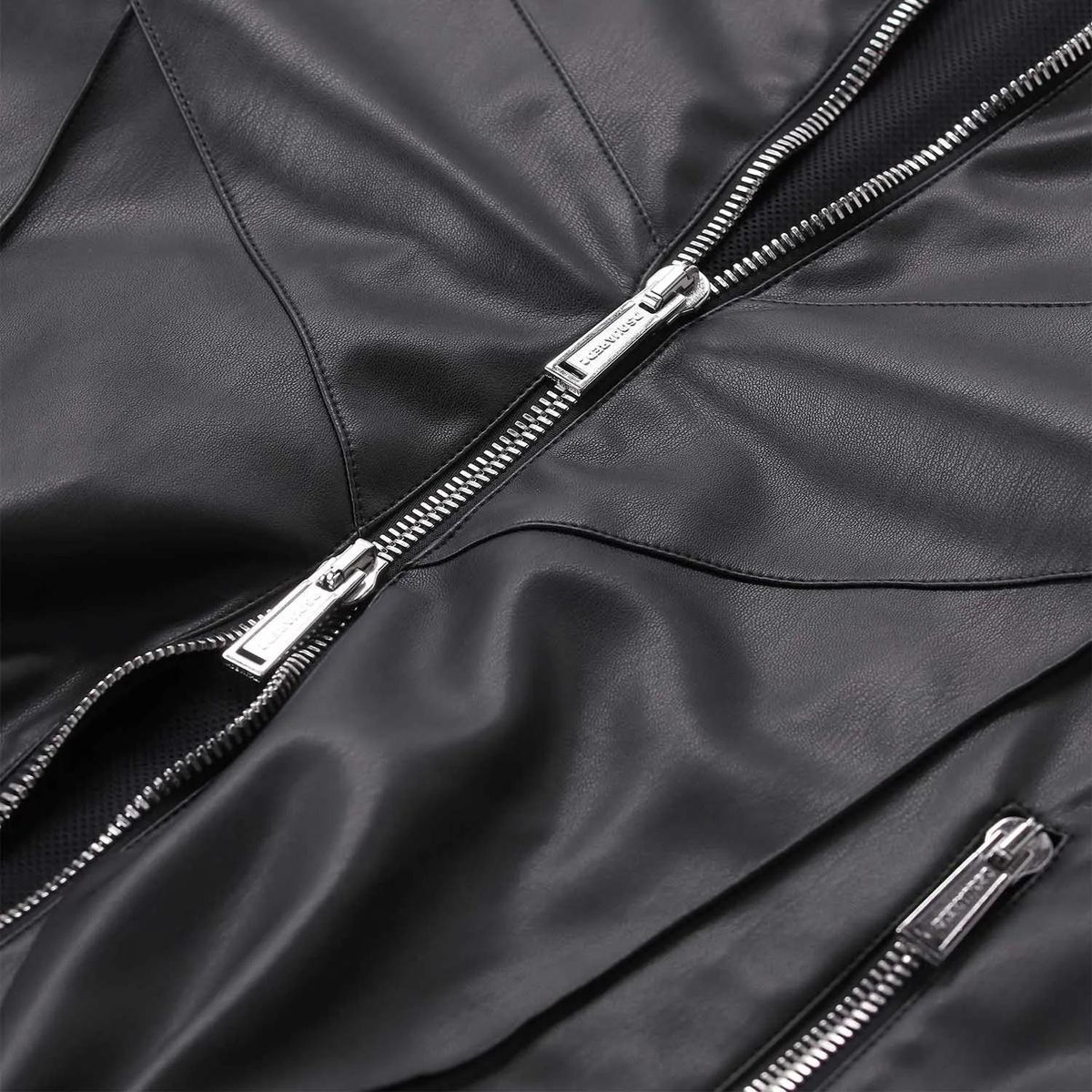 Bomberjacke aus Kunstleder mit Kapuze