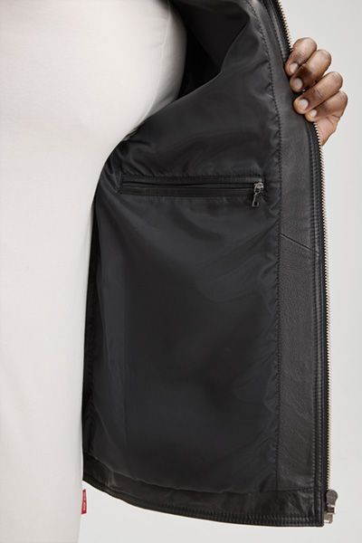 Klassische schwarze Lederjacke