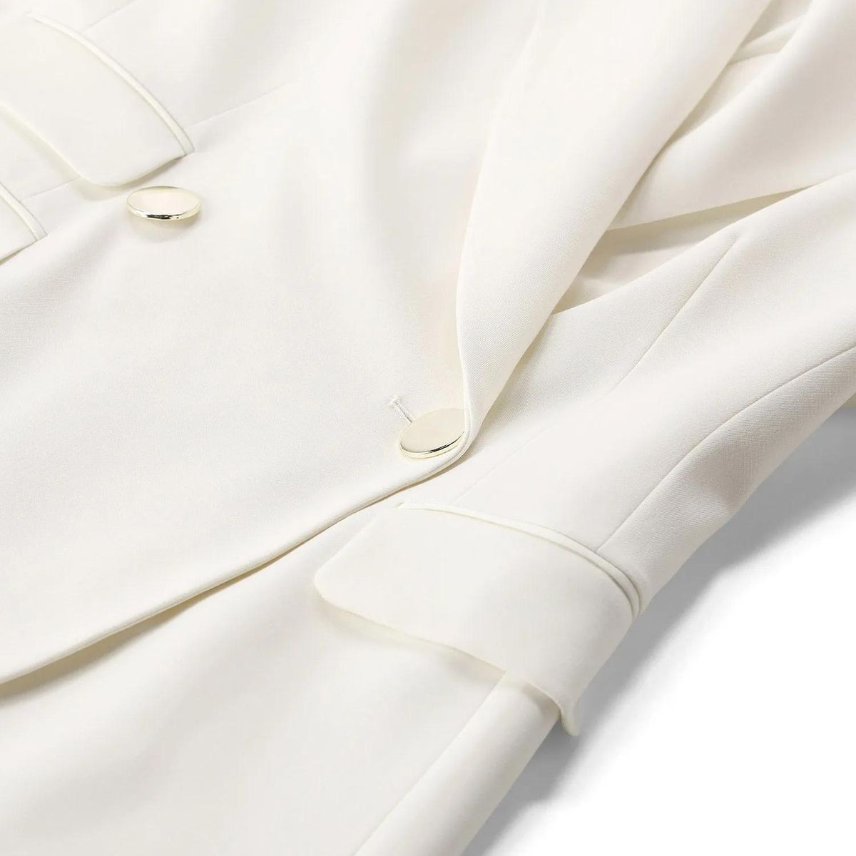 Taillierter zweireihiger Blazer mit goldenen Knöpfen