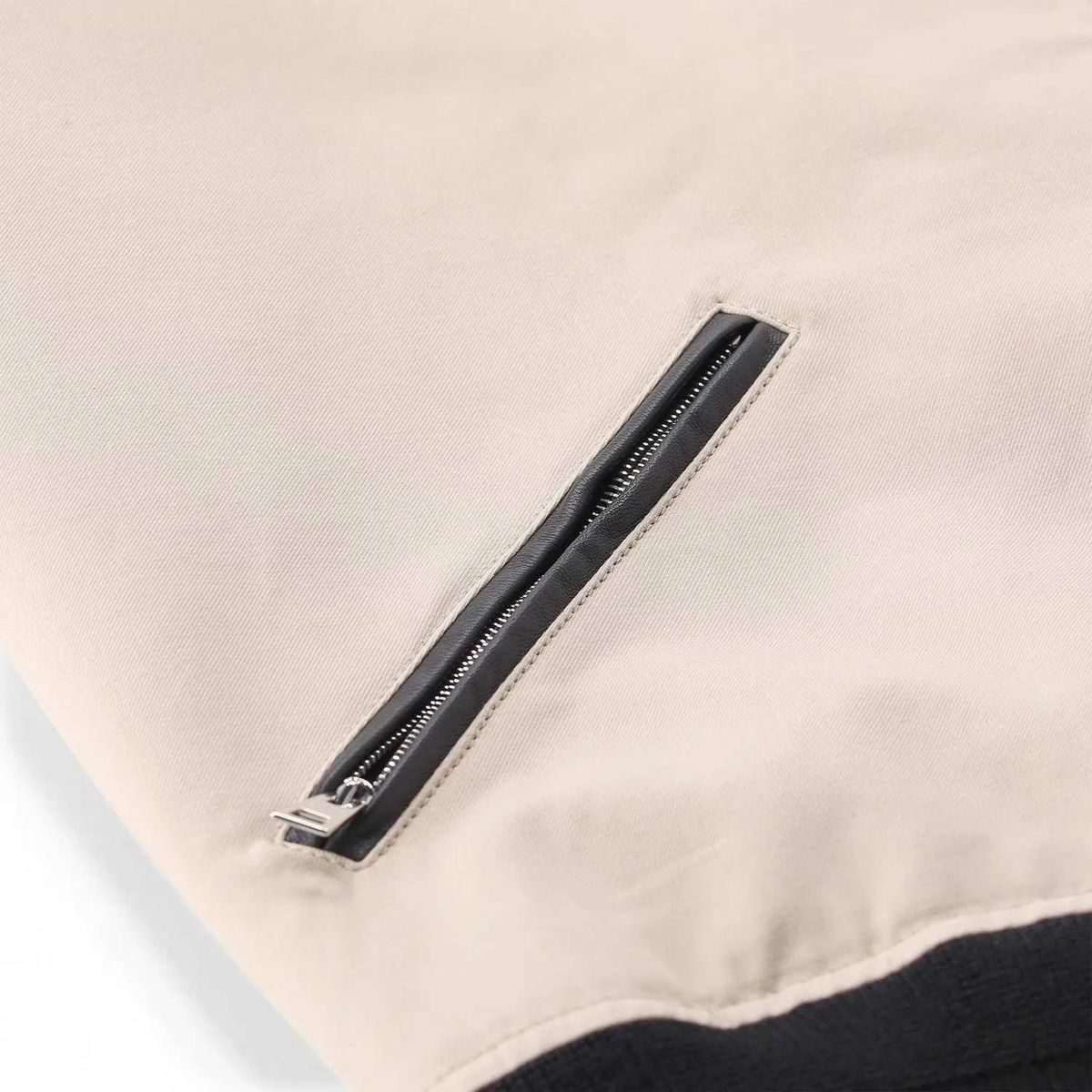 Zweifarbige Bomberjacke mit Lederärmeln