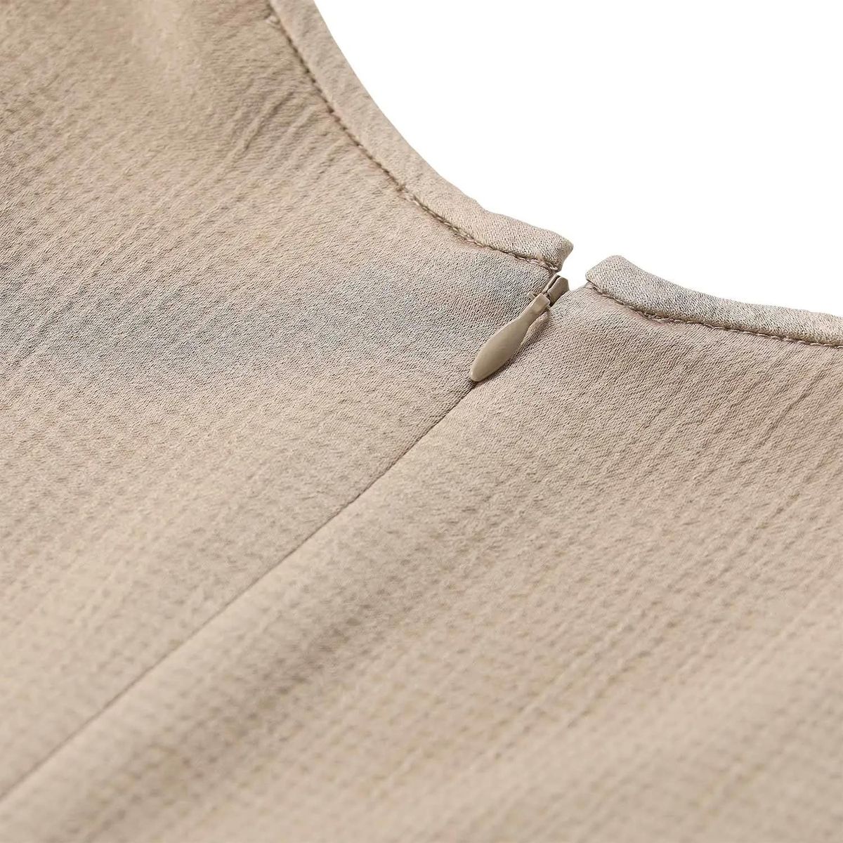 Elegantes ärmelloses Midikleid mit Details