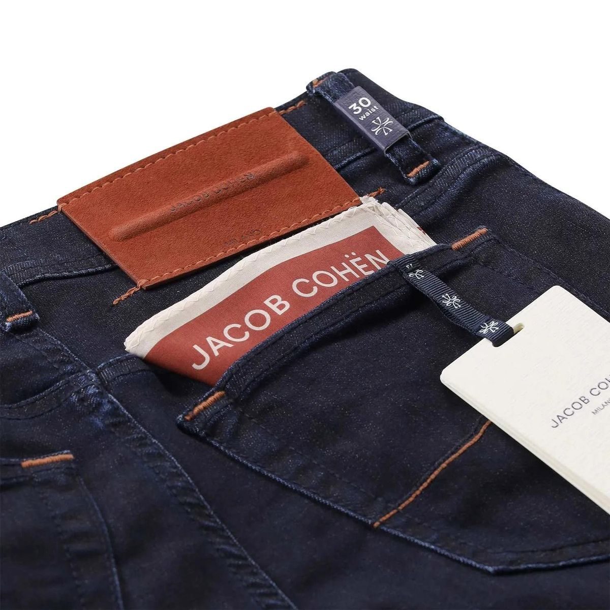 Schlank geschnittene Jeans aus dunklem Denim