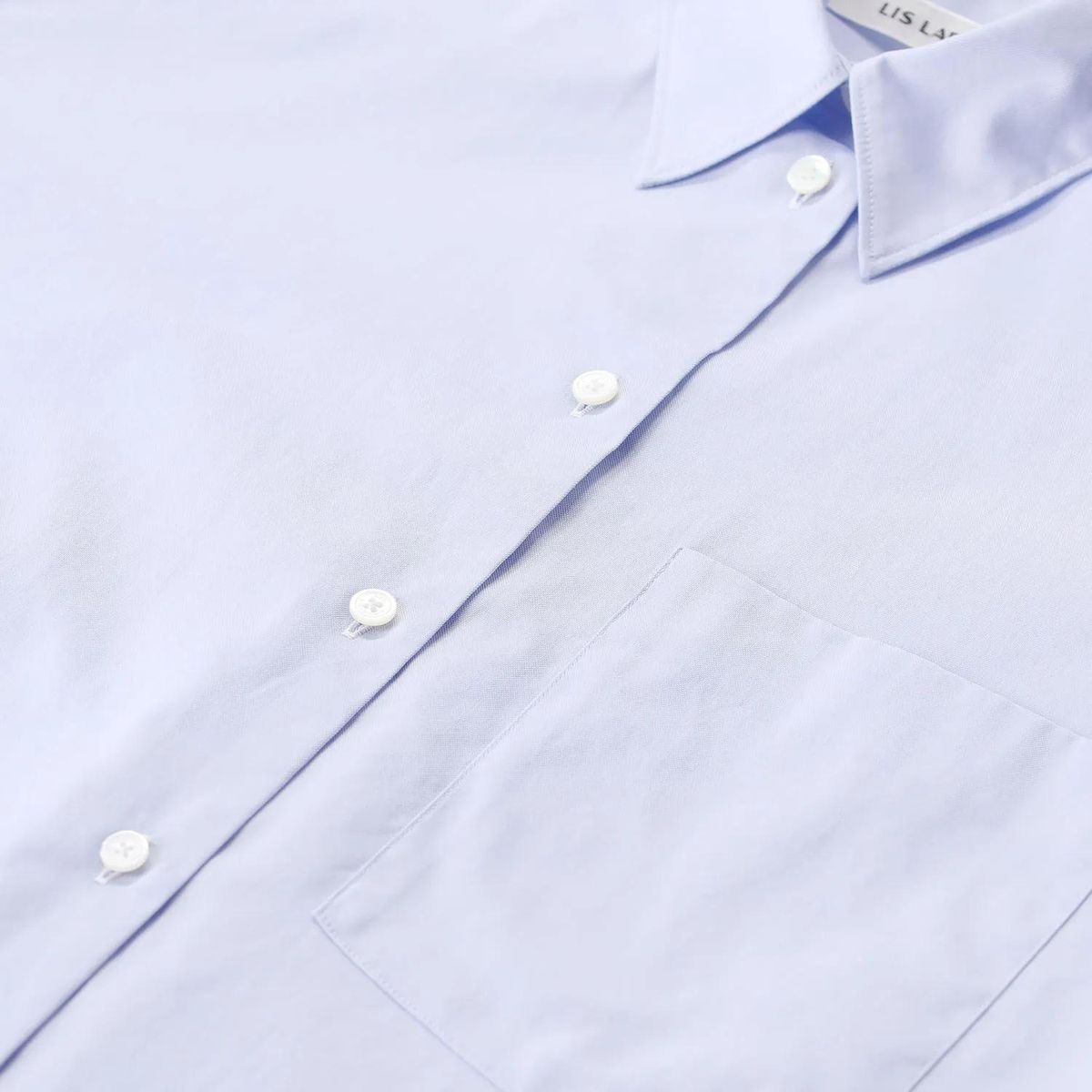 Klassisches hellblaues Button-Down-Hemd