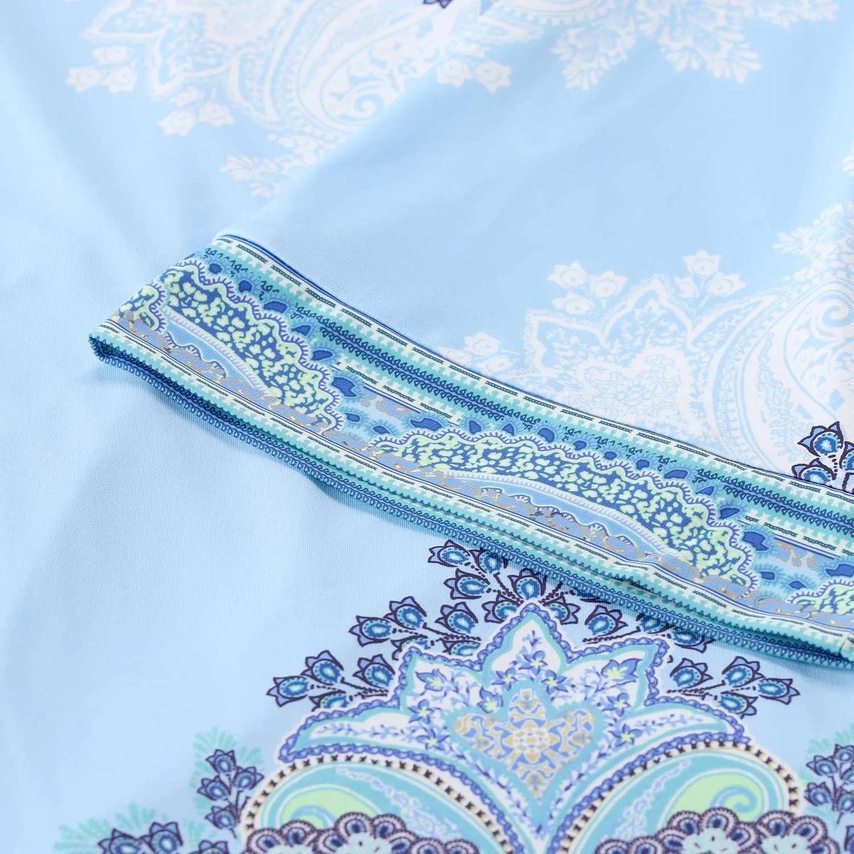 Mini-Kleid mit Paisley-Muster und Knöpfen