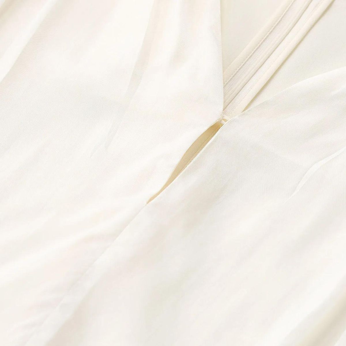 Elfenbeinfarbene Seidenbluse mit langen Ärmeln