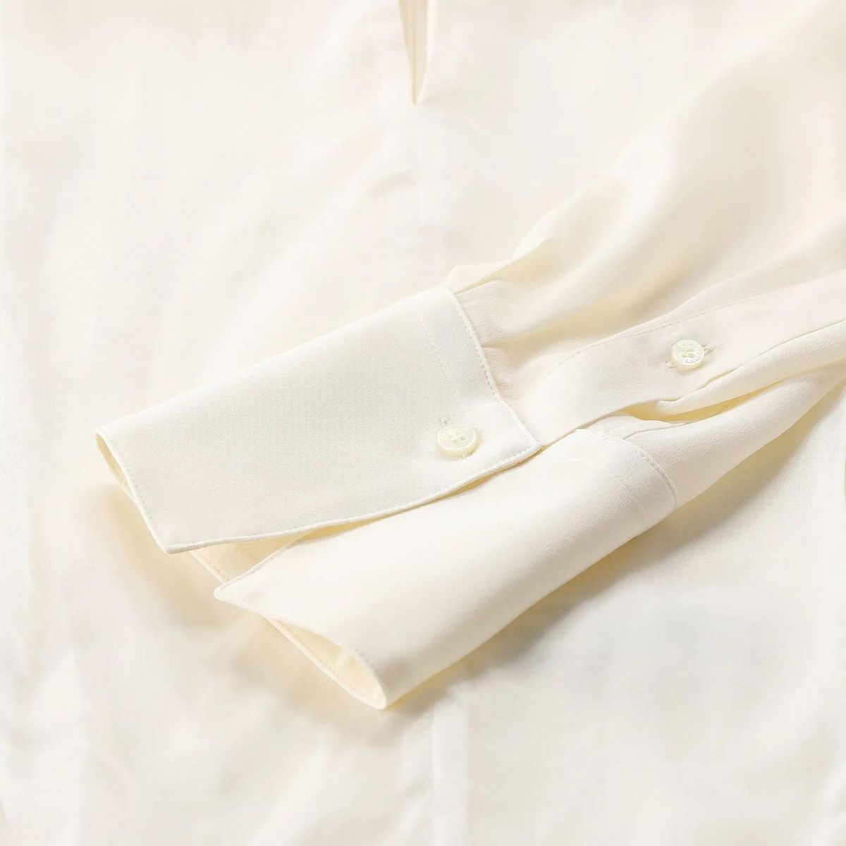 Elfenbeinfarbene Seidenbluse mit langen Ärmeln