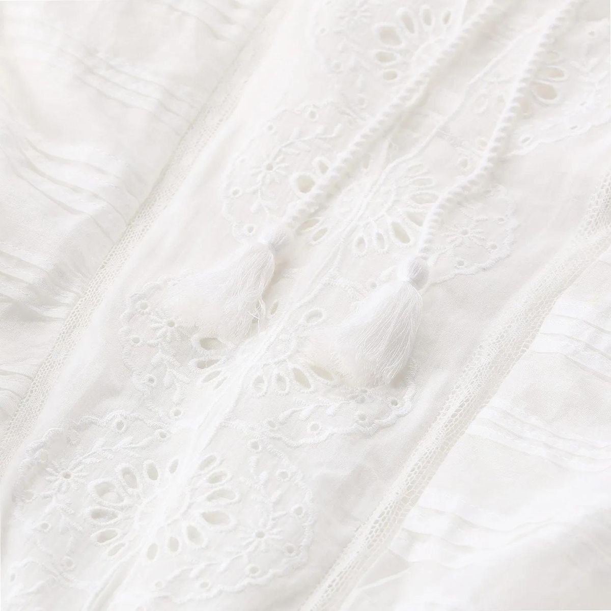 Romantisches weißes Baumwoll-Minikleid mit Lochstickerei