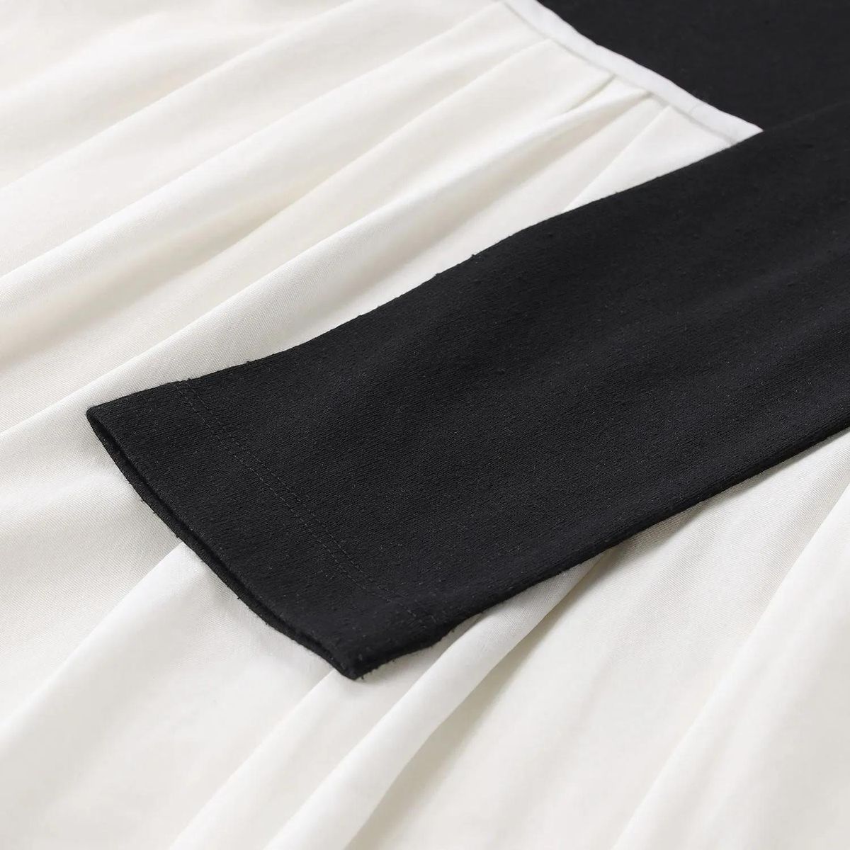 Kontrastfarbiges Langarm-Midikleid mit Faltenrock