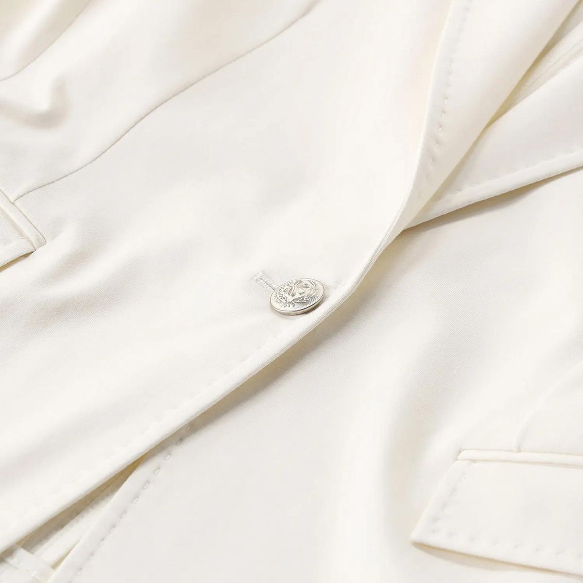 Cremefarbener, leichter Ein-Knopf-Blazer