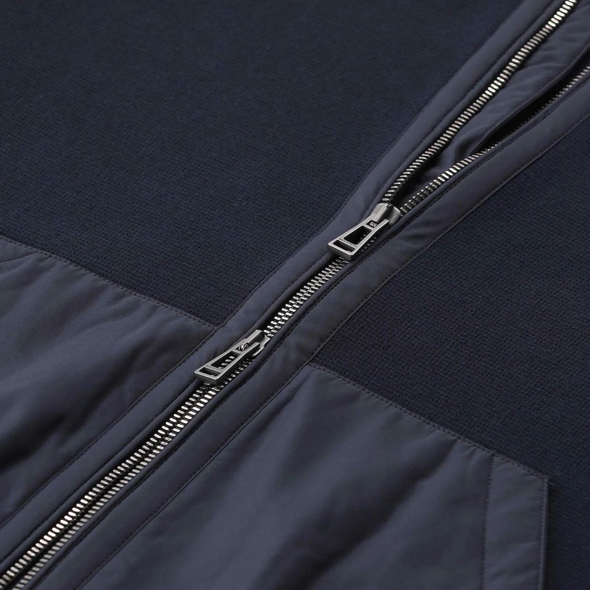 Marineblaue Strickjacke mit Reißverschluss und Kapuze