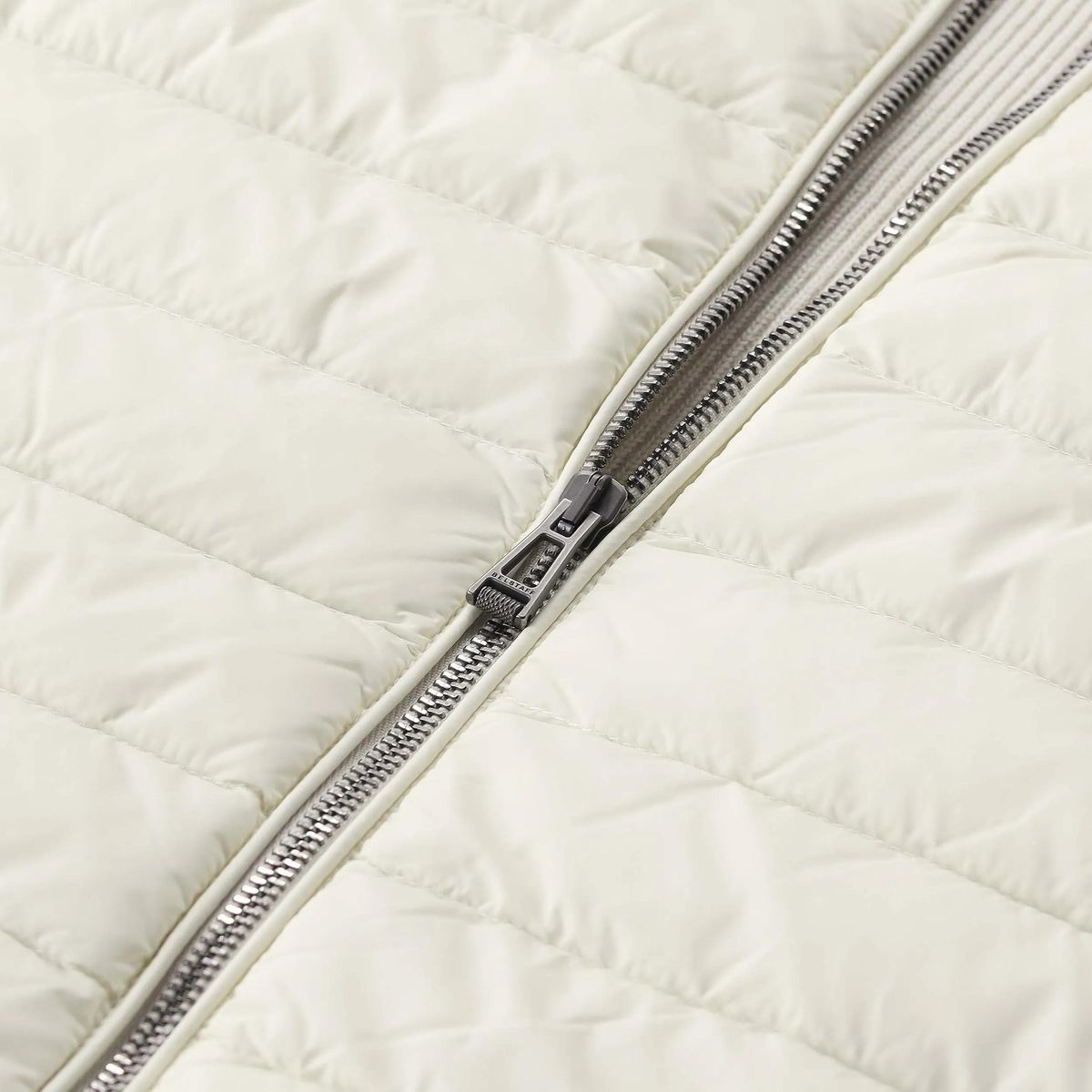 Wattierte Jacke mit Strickärmeln und Reißverschluss