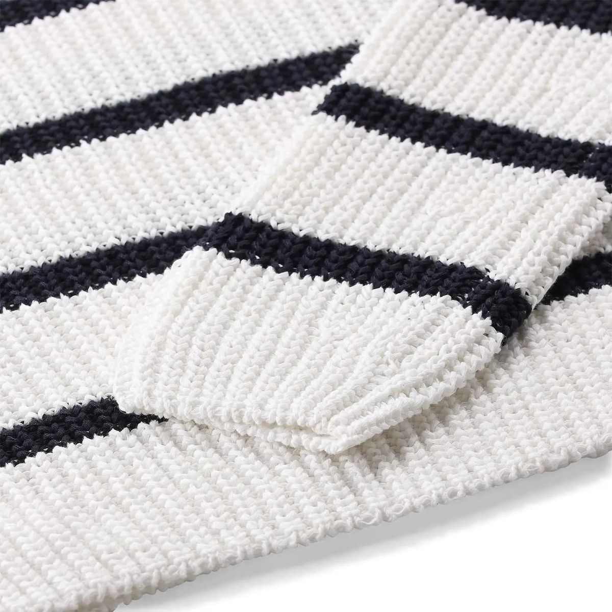 Gestreifter Strickpullover mit Rundhalsausschnitt