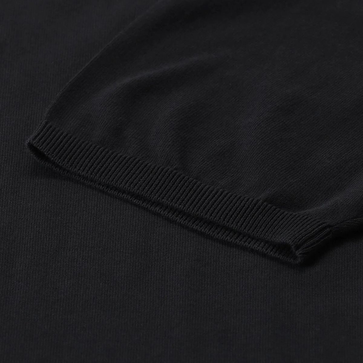 Klassisches schwarzes Baumwoll-Strickshirt