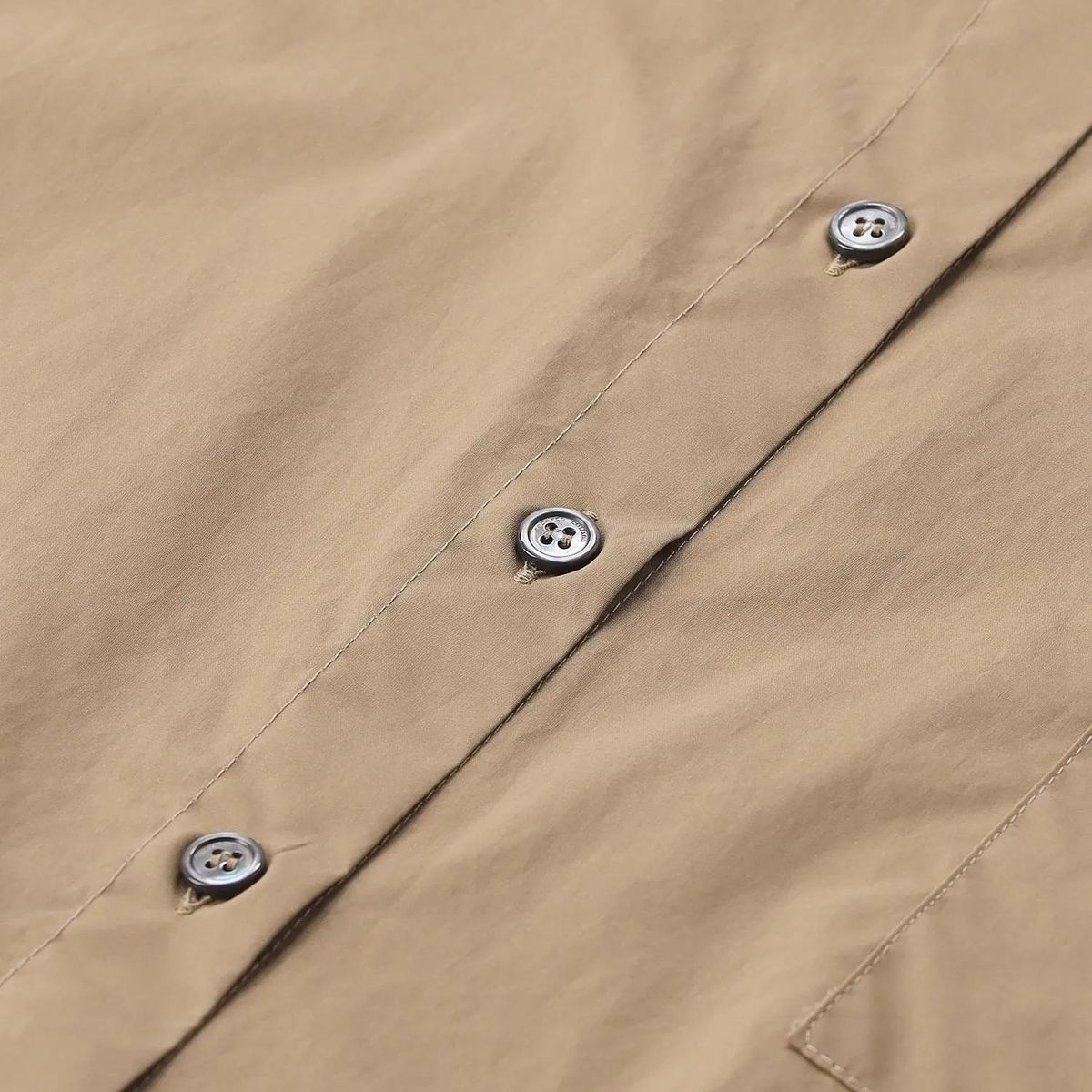 Kurzes kastenförmiges Baumwollhemd mit Knopfleiste