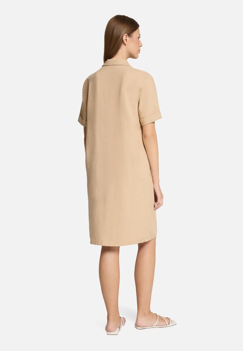 Klassisches Leinenhemdblusenkleid mit Knöpfen