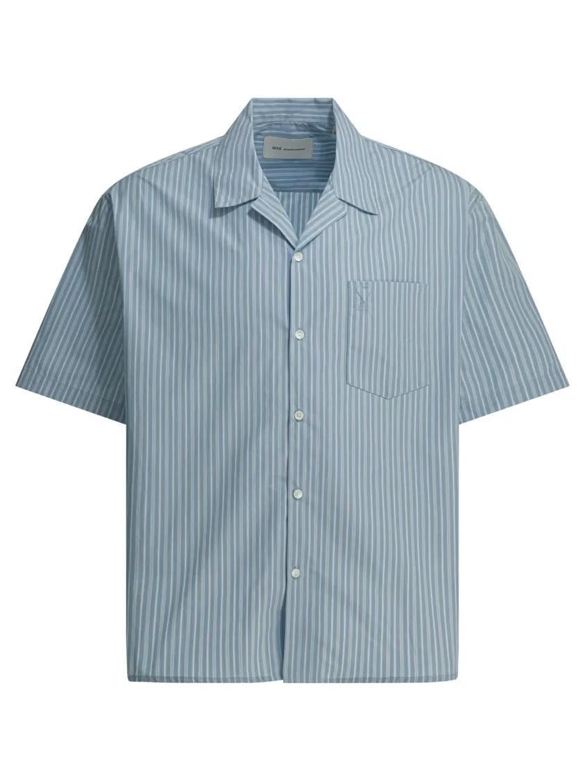 Hellblaues gestreiftes Camp-Kragen-Hemd