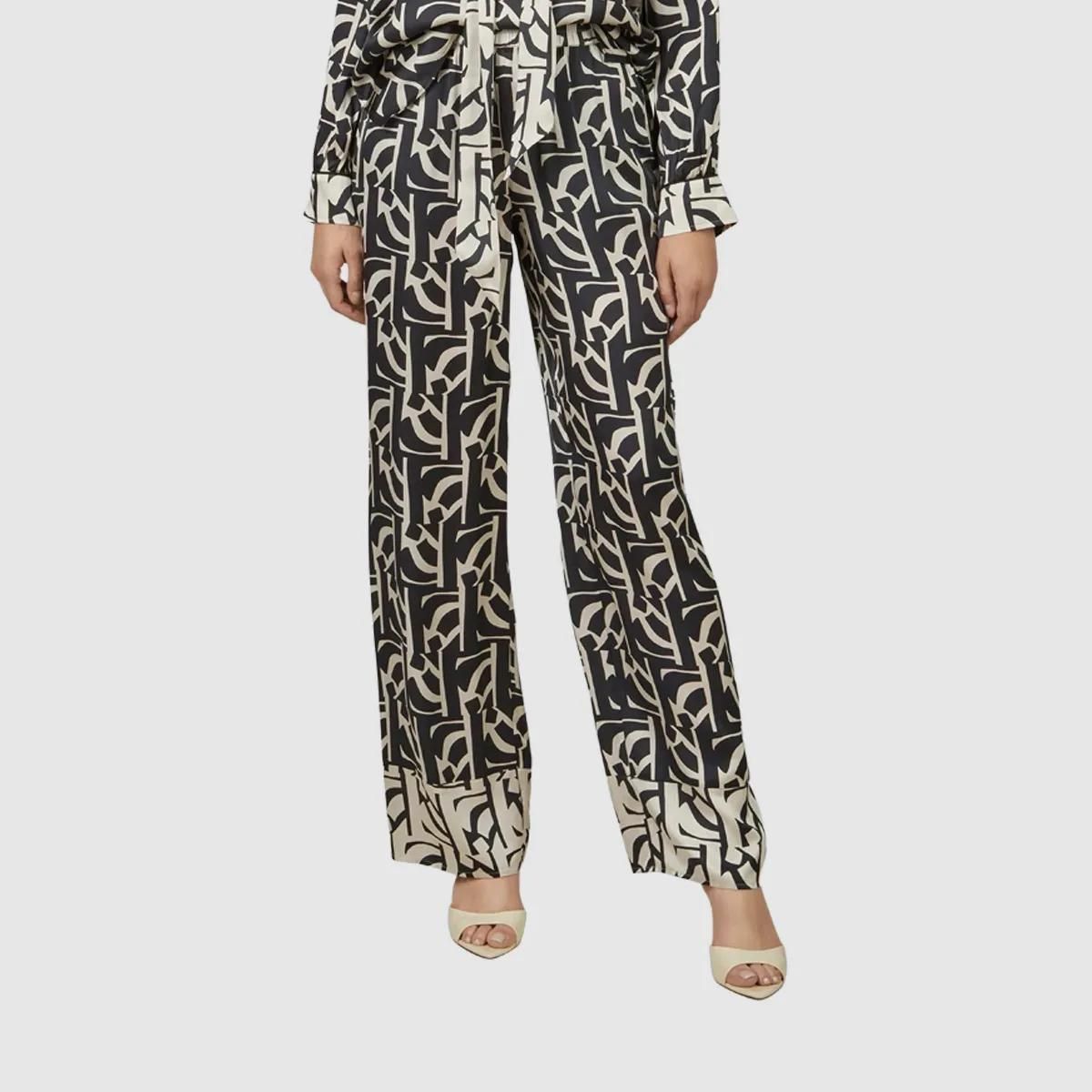 Hose mit abstraktem Druck und weitem Bein