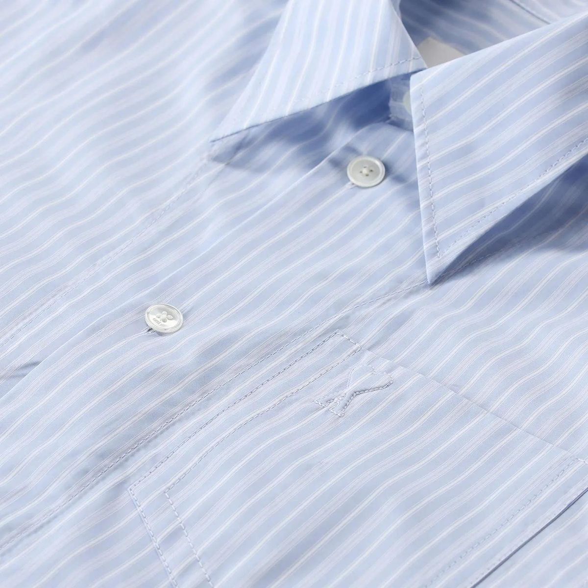 Locker geschnittenes gestreiftes Baumwollhemd