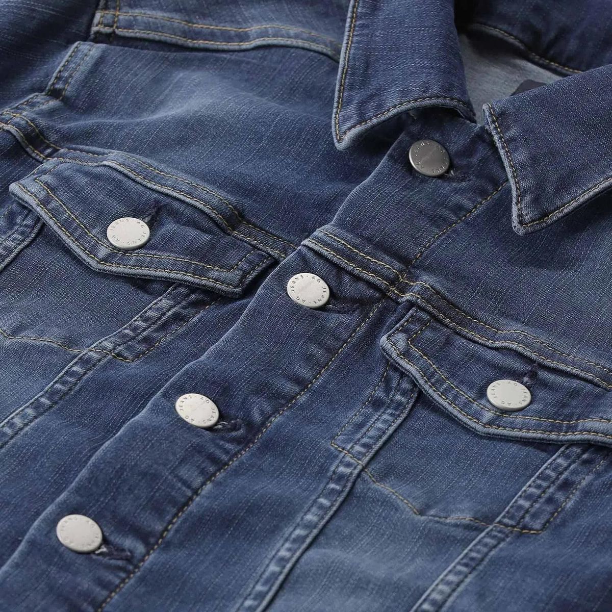 Klassische Jeansjacke mit Waschung