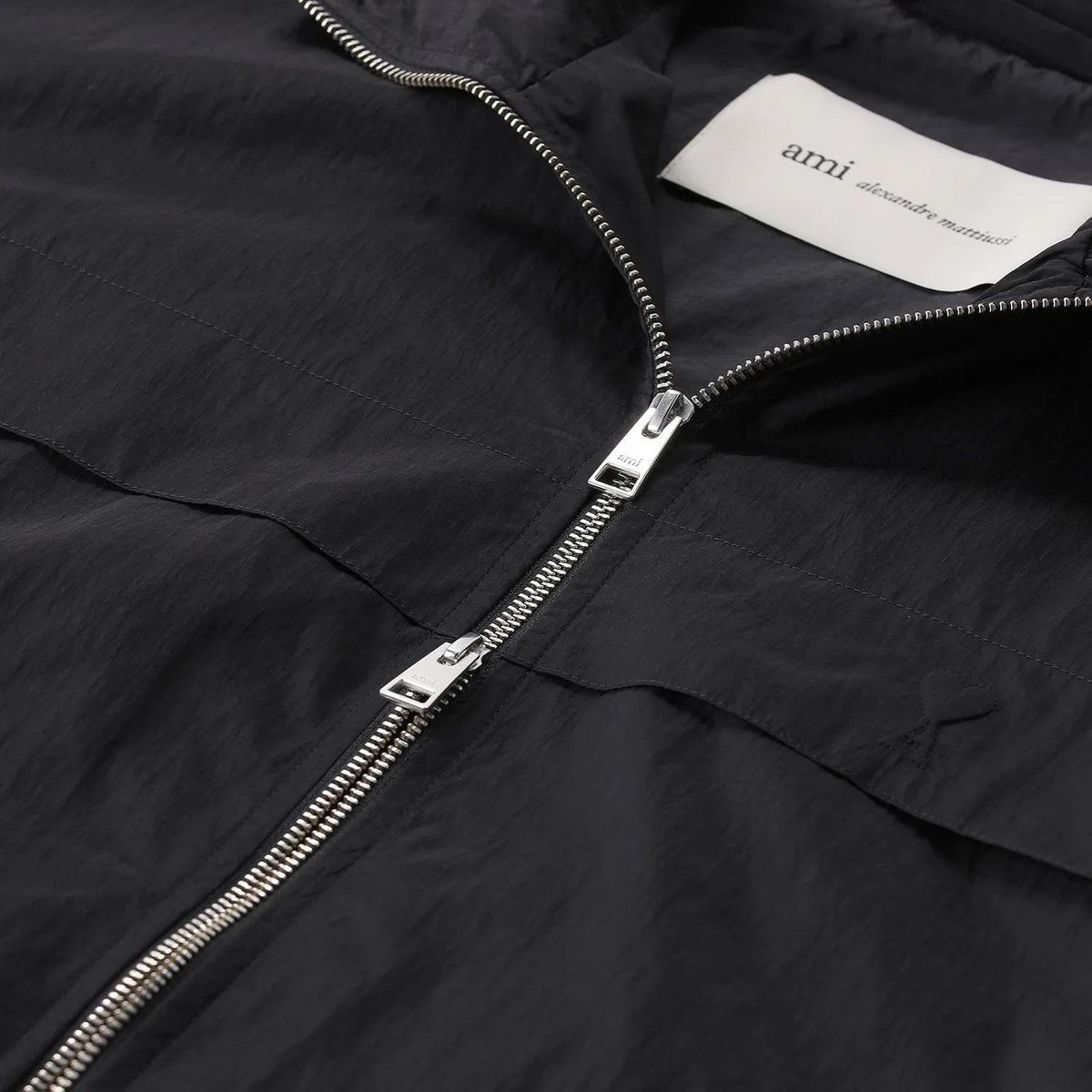 Minimalistische schwarze Jacke mit Logo-Detail