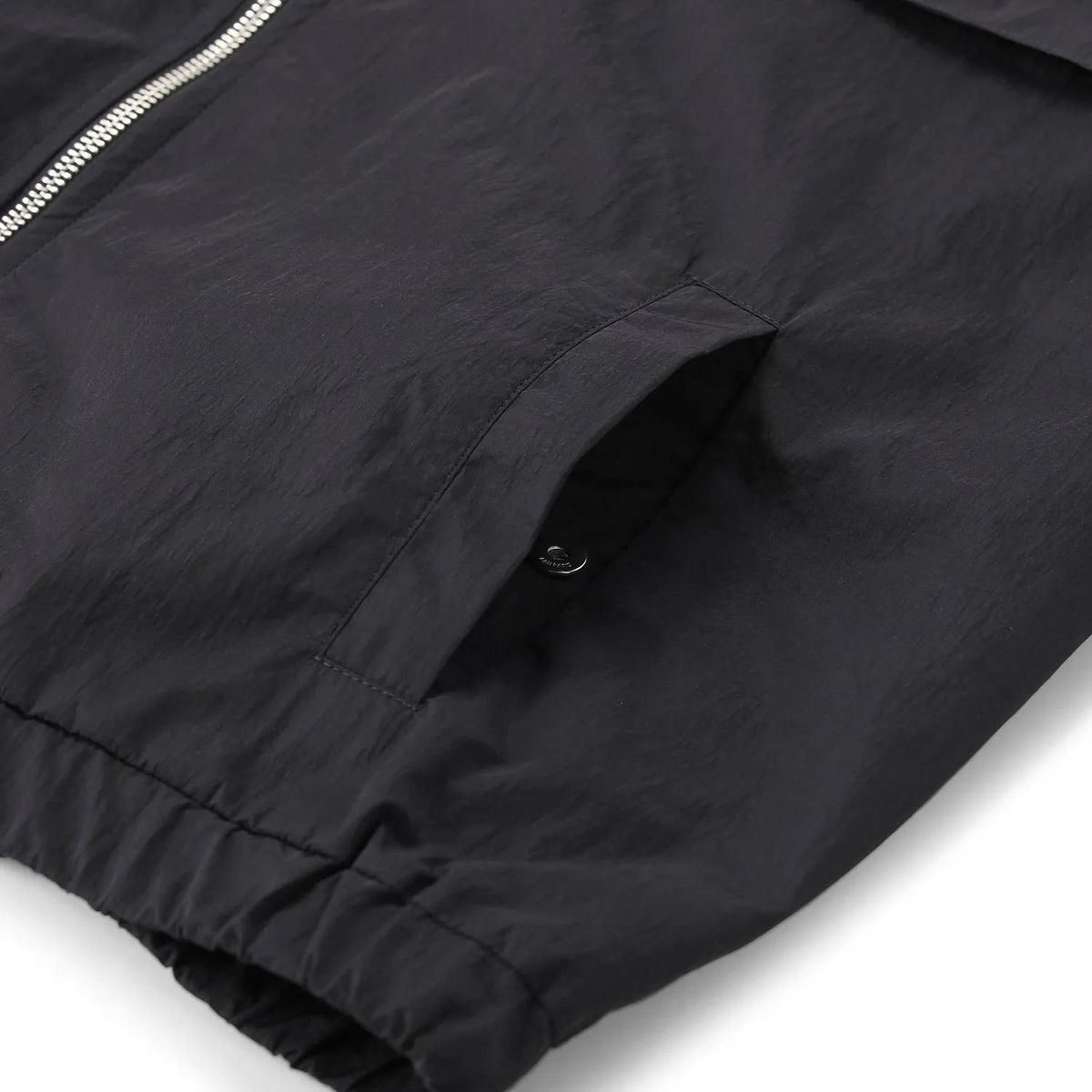 Minimalistische schwarze Jacke mit Logo-Detail