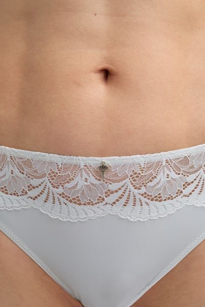 Beautiful Offwhite Tanga mit floraler Spitze, bequemer Passform und Stretchmaterial