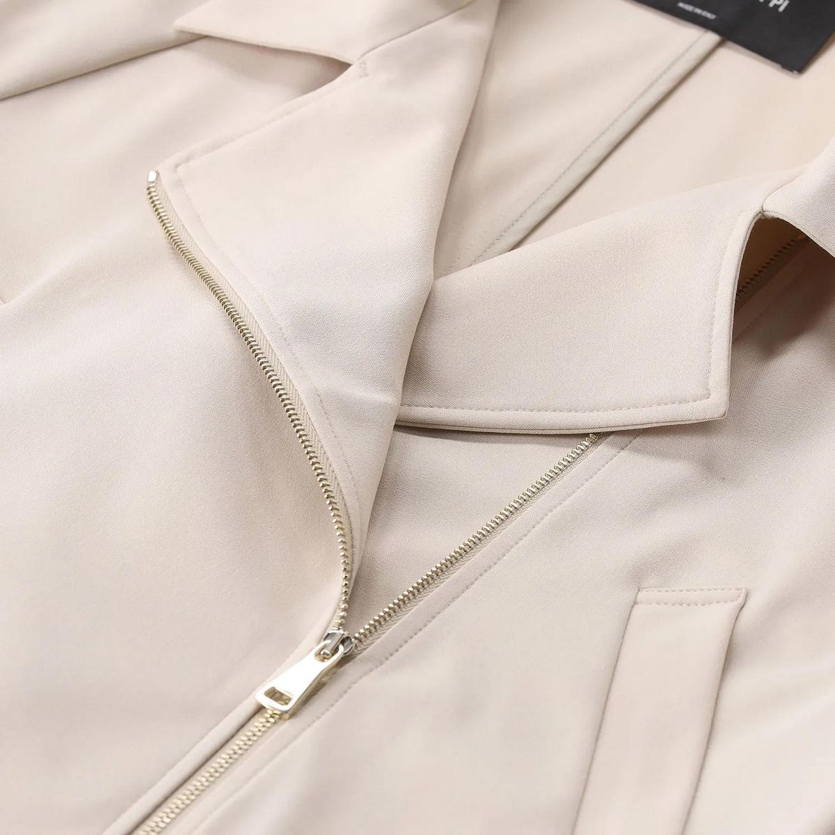 Beige, kurz geschnittene Jacke mit asymmetrischem Reißverschluss