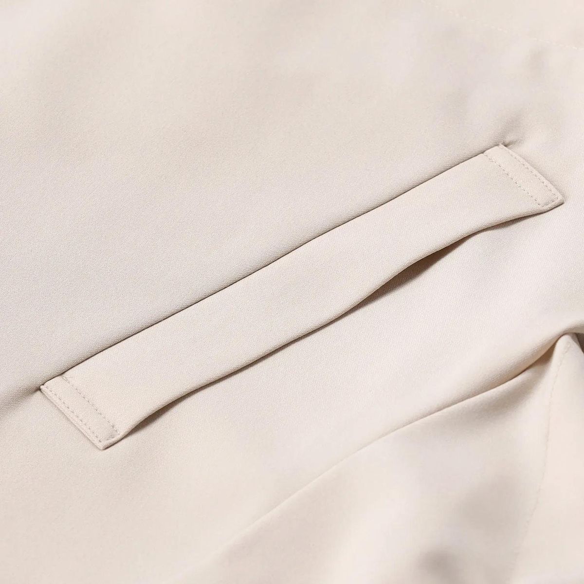 Beige, kurz geschnittene Jacke mit asymmetrischem Reißverschluss