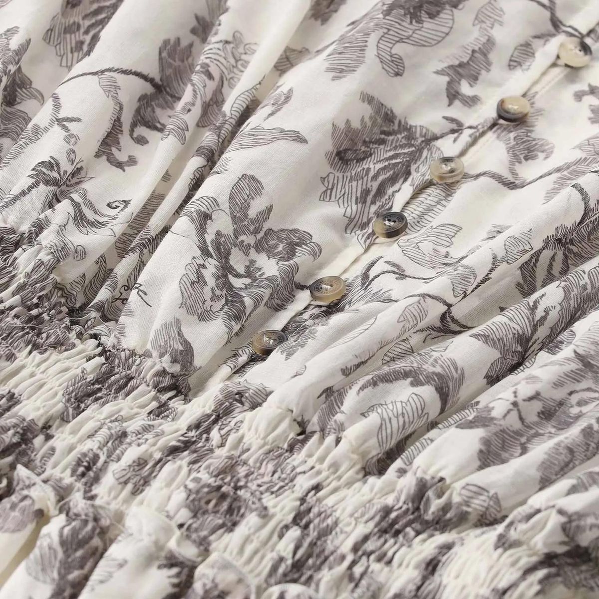 Geblümtes Minikleid mit langen Ärmeln