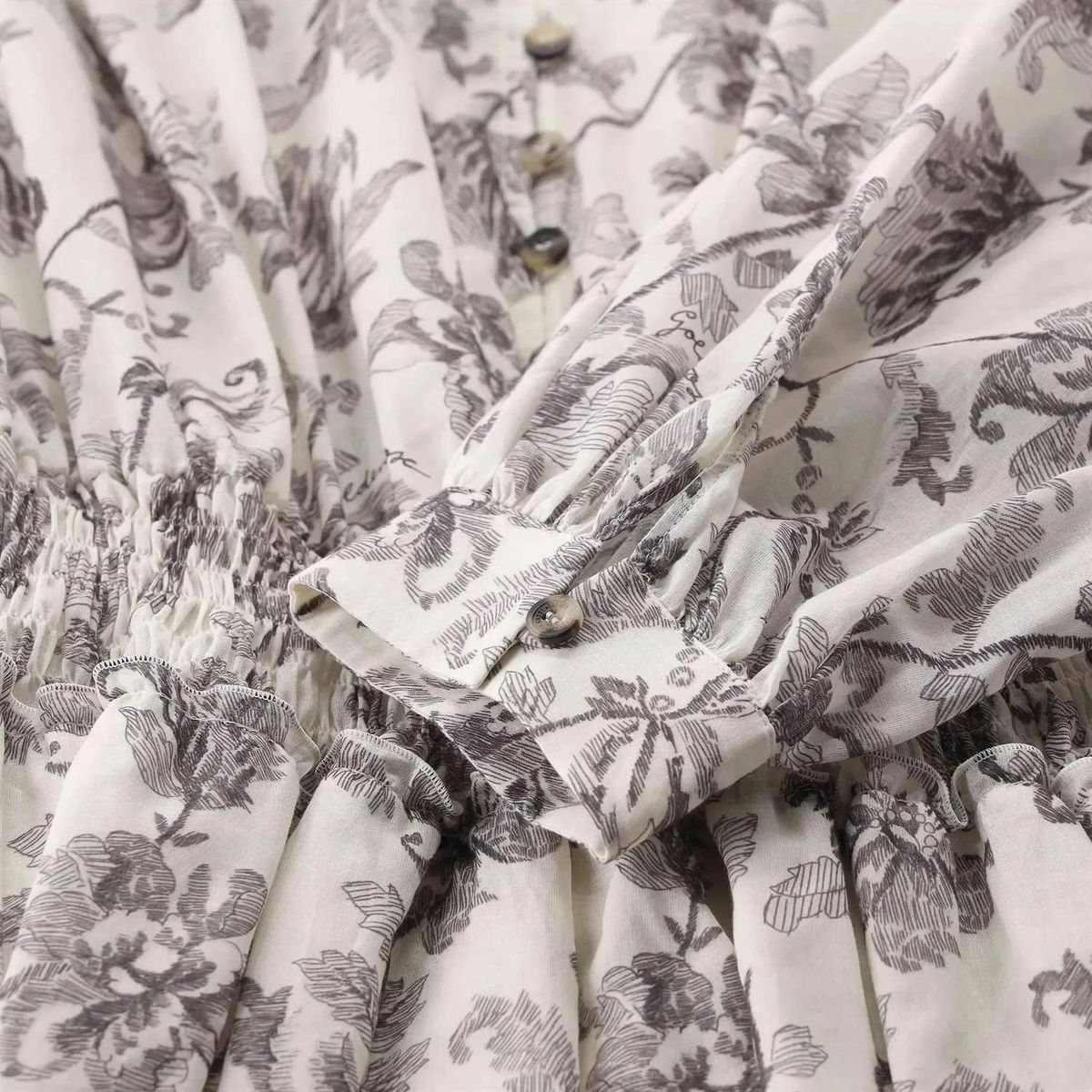 Geblümtes Minikleid mit langen Ärmeln