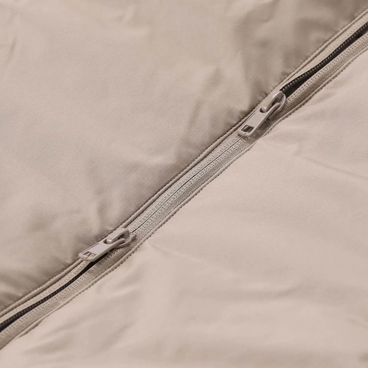 Beige wattierte Jacke mit Reißverschluss