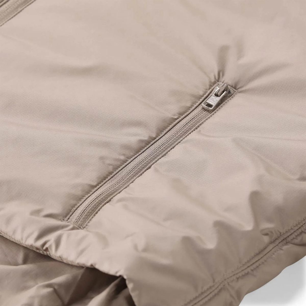 Beige wattierte Jacke mit Reißverschluss