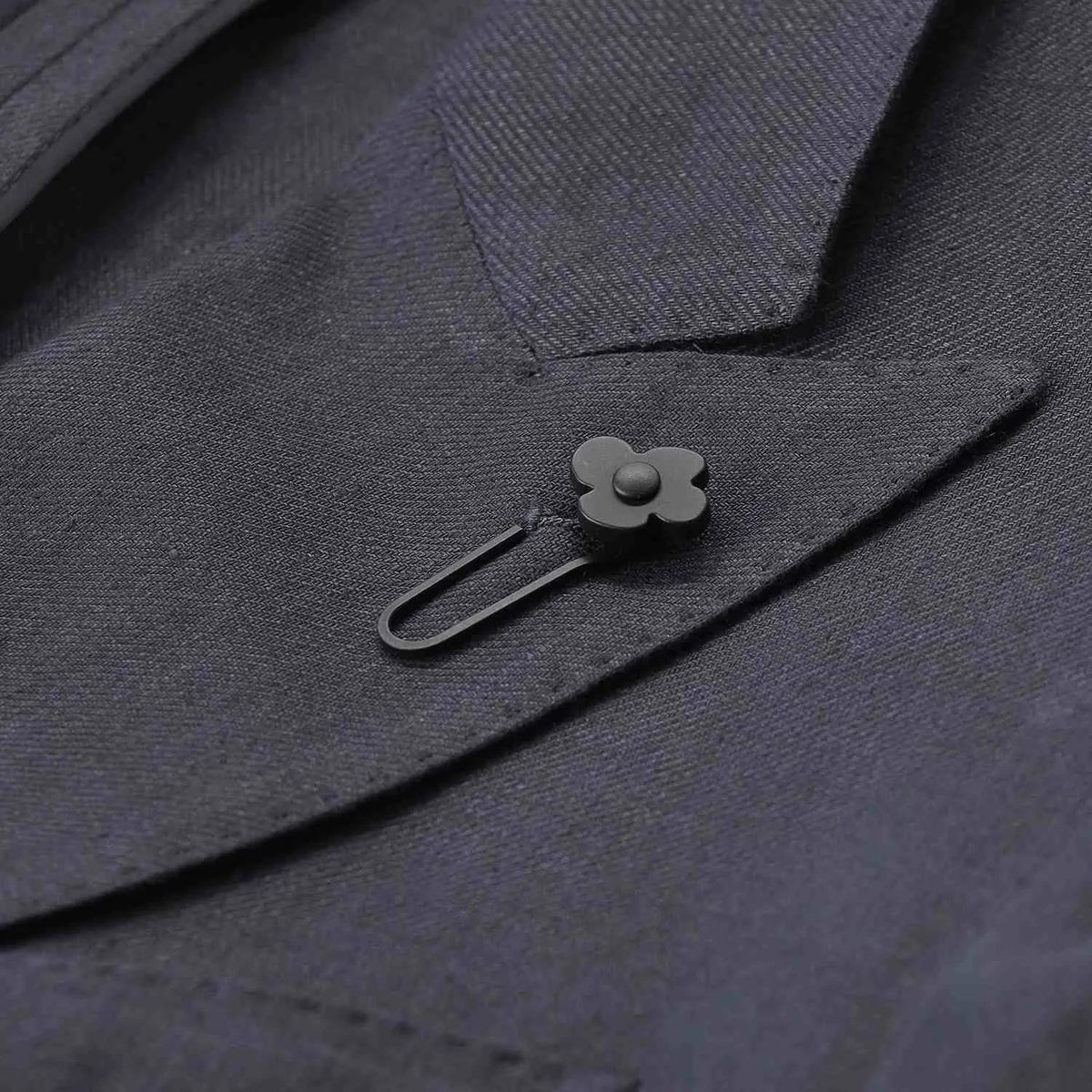 Dunkelgrauer, zweireihiger Leinenanzug