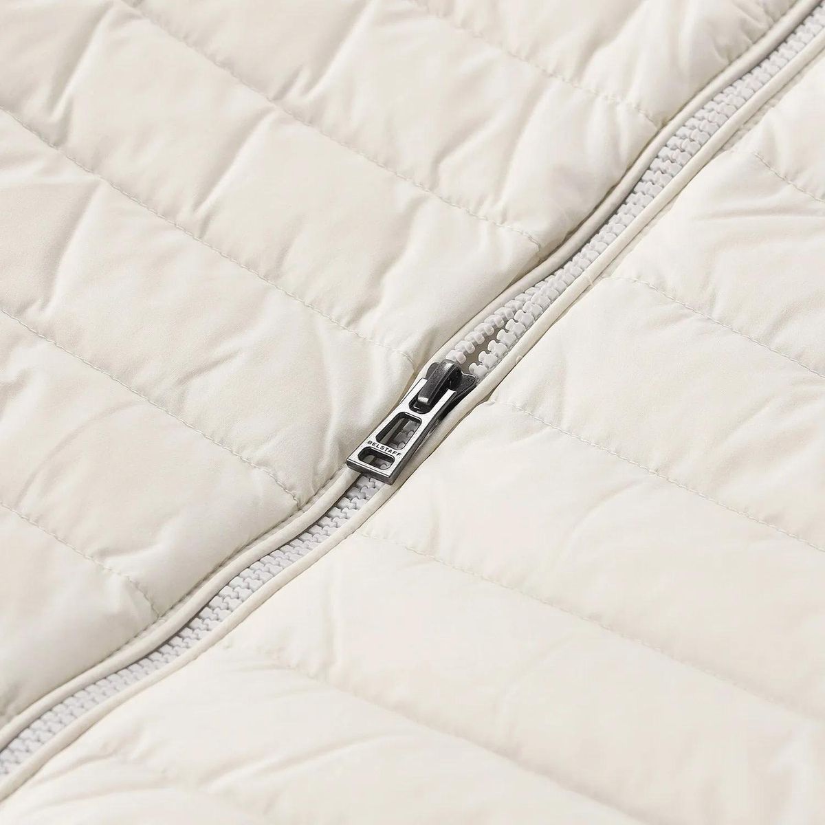 Gesteppte, gefütterte, leichte Daunenweste