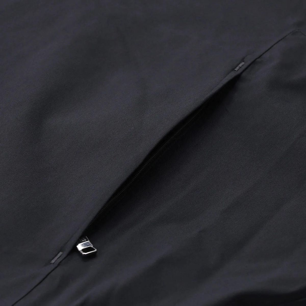 Minimalistischer Regenparka mit Kapuze