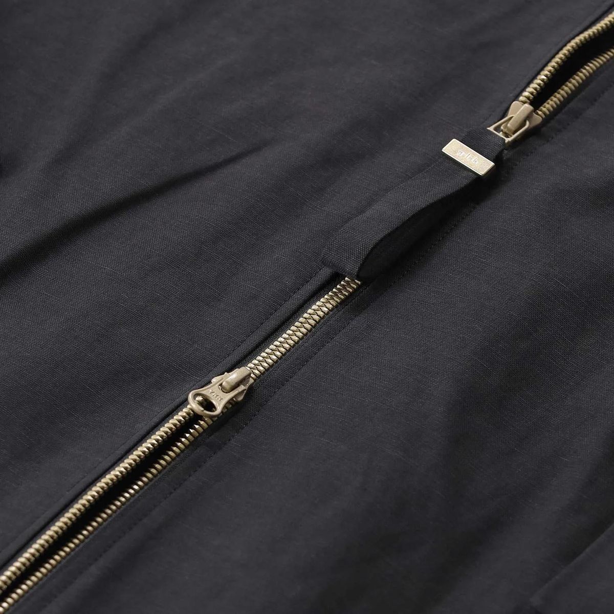 Moderner, leichter Regenparka mit Kapuze