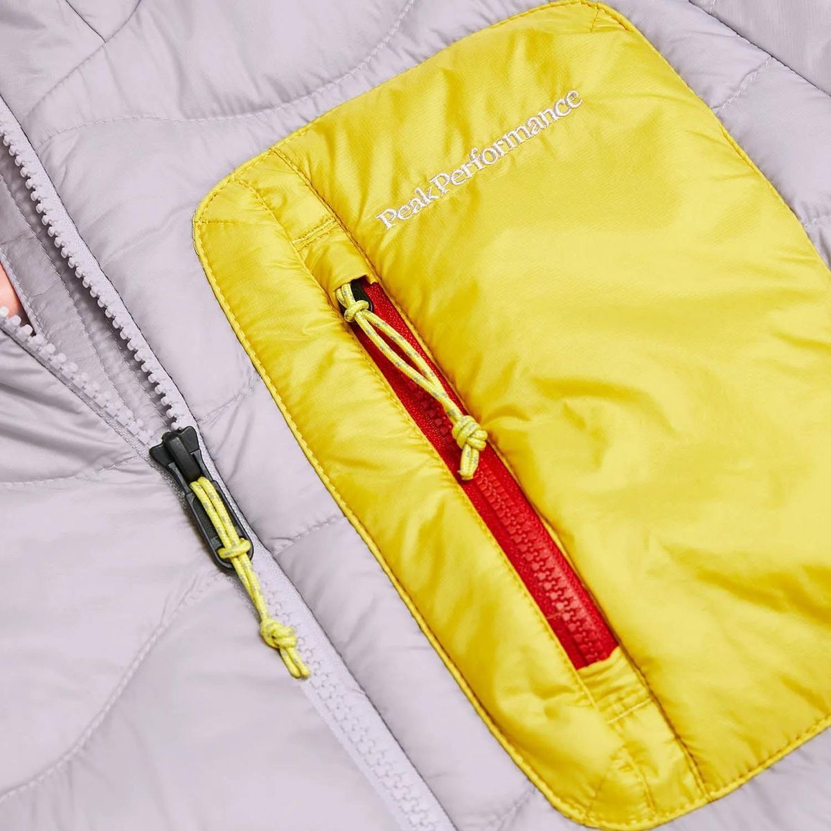 Leichte Daunenjacke mit Kapuze