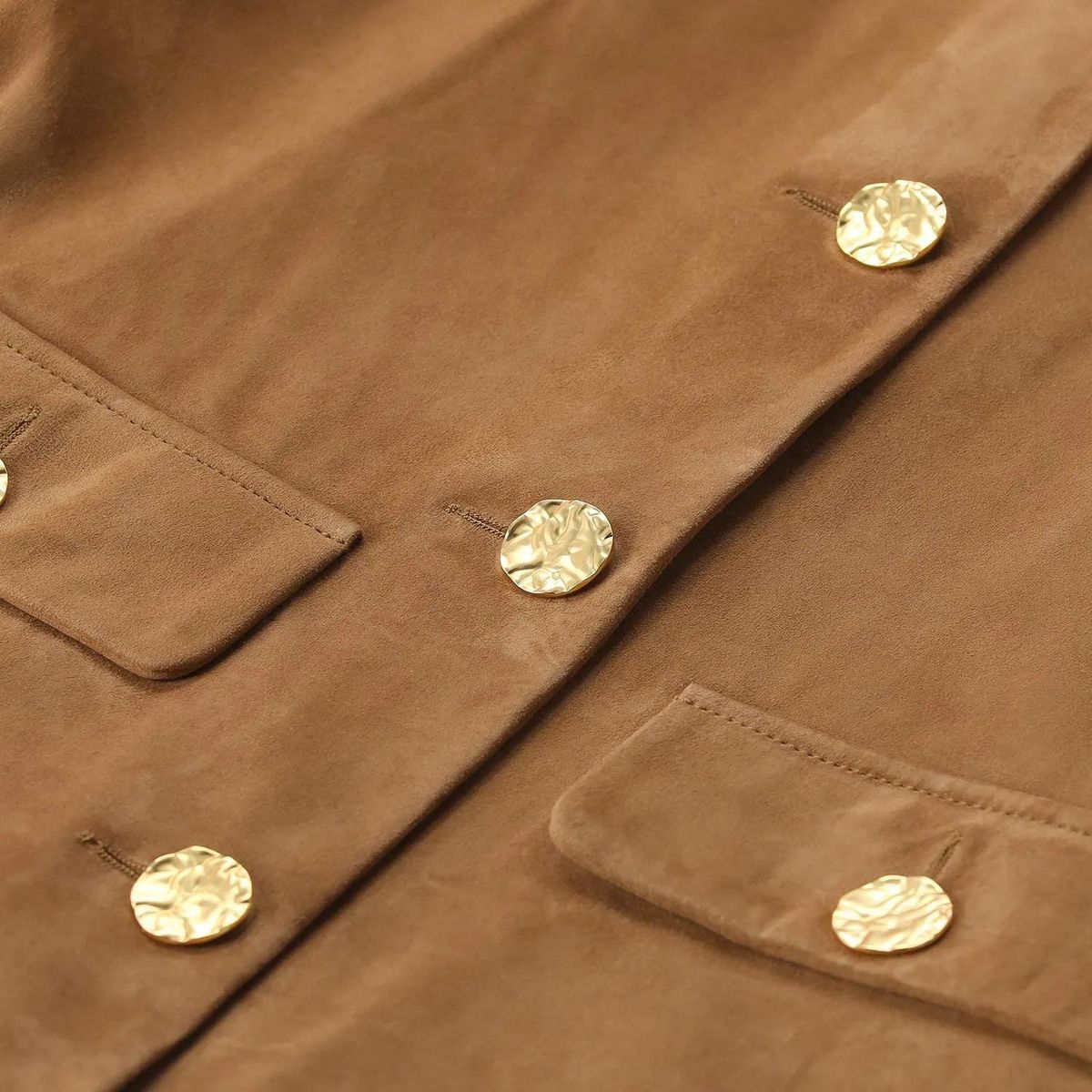 Wildlederjacke mit goldenen Knöpfen