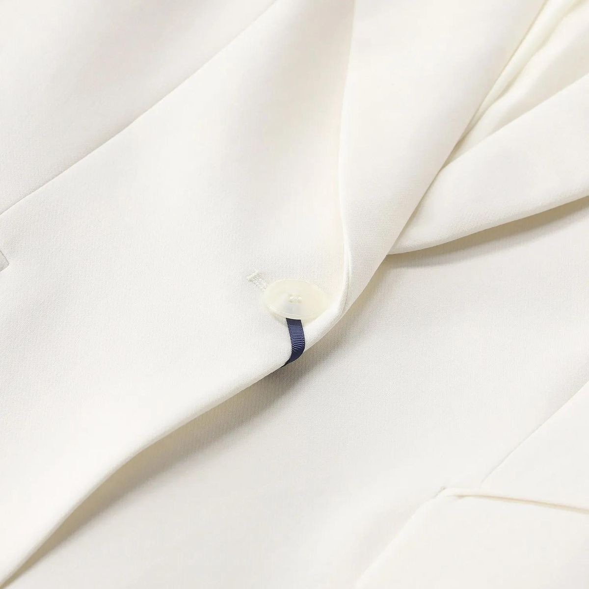 Klassischer cremefarbener Ein-Knopf-Blazer