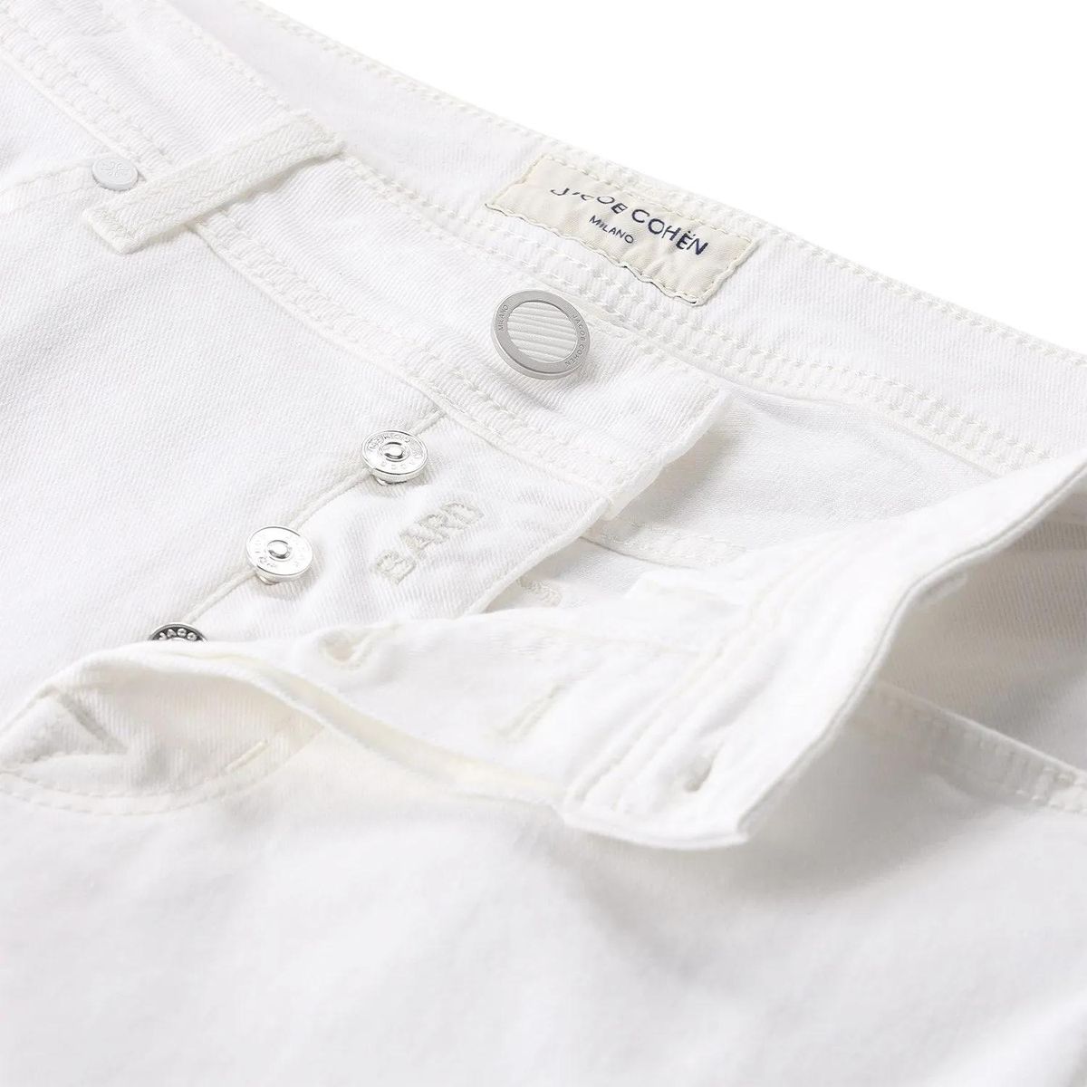 Schmal geschnittene Jeans mit geradem Bein