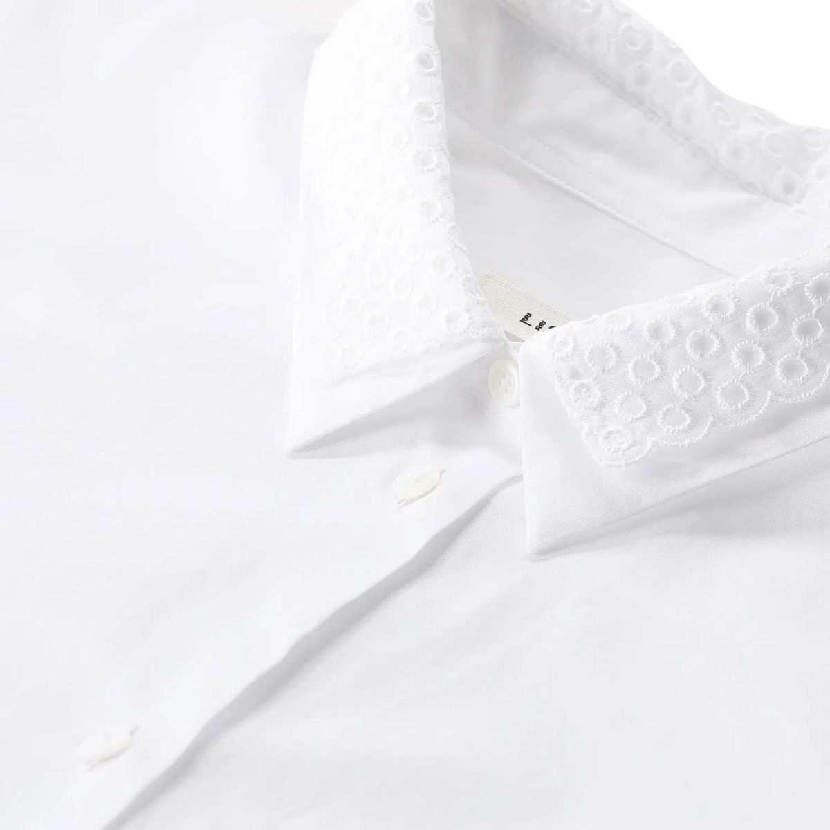 Weiße Baumwollbluse mit Lochstickerei-Kragen
