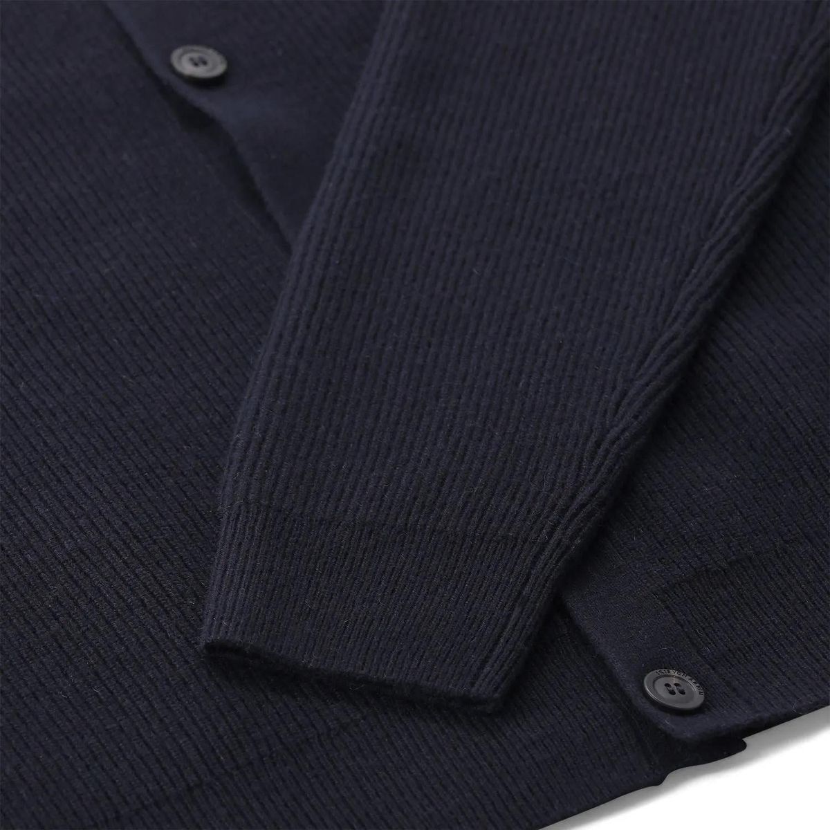 Gerippte Kaschmir-Strickjacke mit Knöpfen