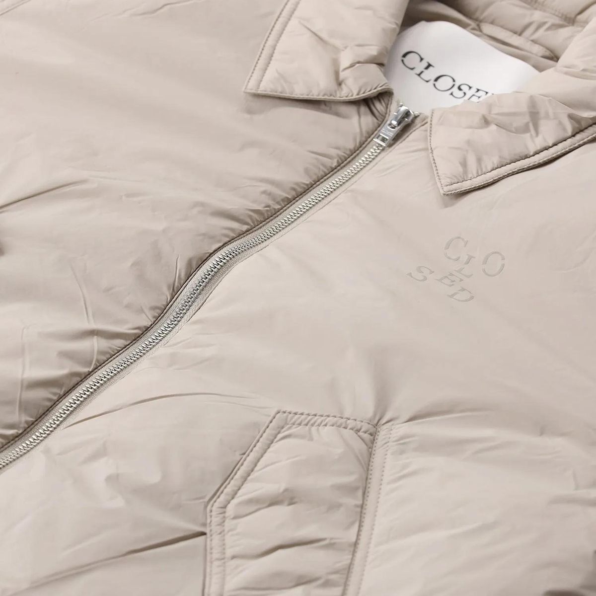 Moderne wattierte Jacke mit Kragen