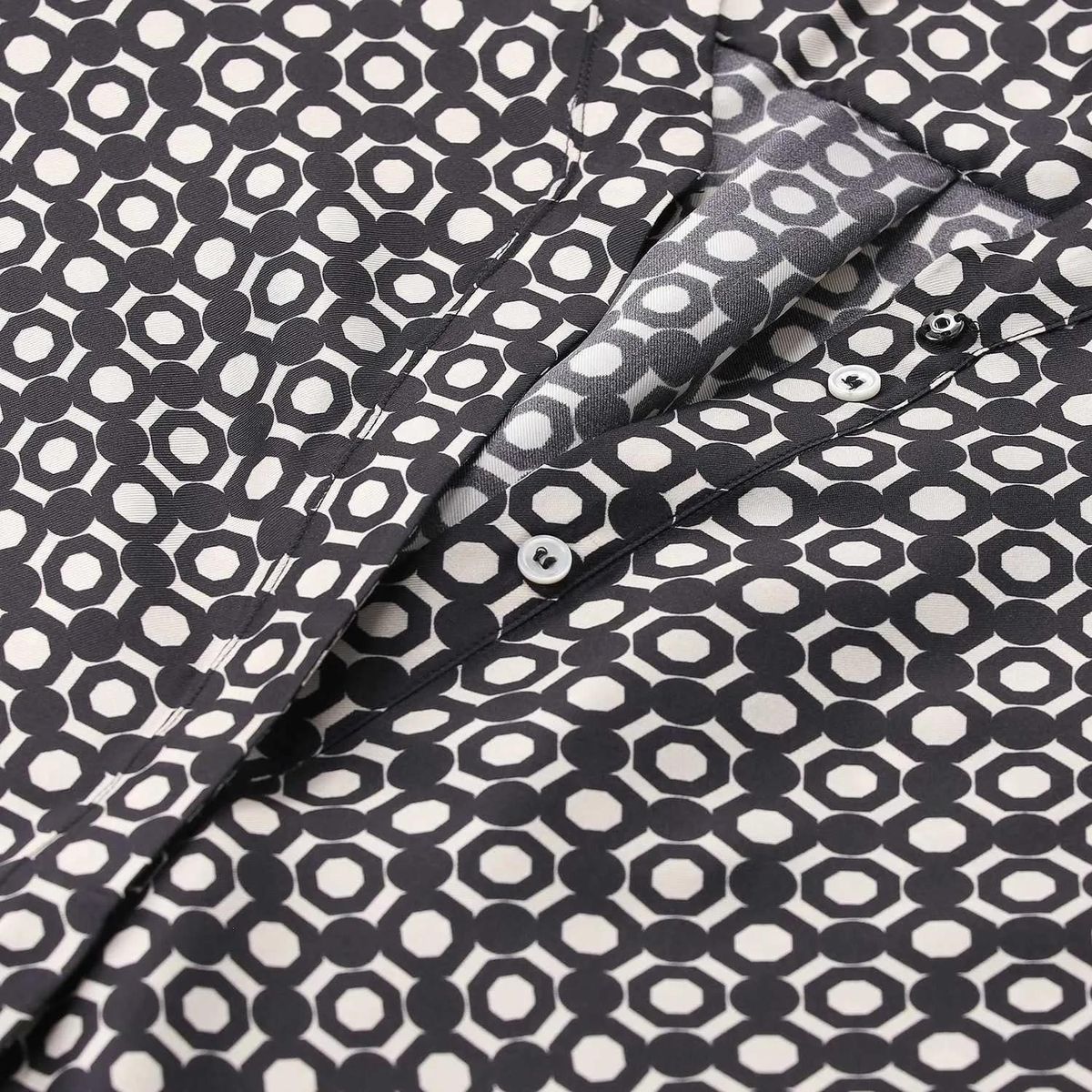 Seidenbluse mit geometrischem Muster und Bindekragen